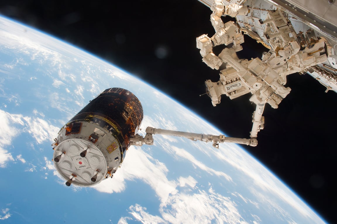 ISSのロボットアーム（SSRMS）で把持された「こうのとり」6号機