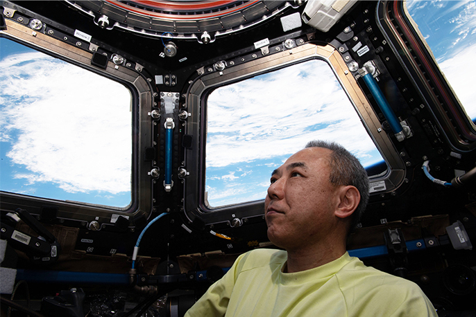 キューポラから船外を眺める古川宇宙飛行士