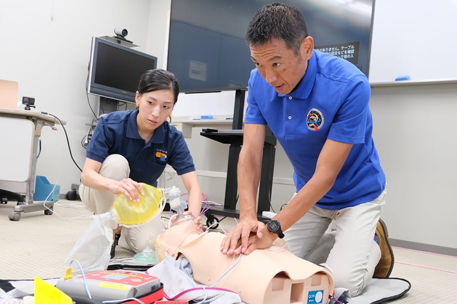 基礎訓練（救急法）の講義を受ける米田、諏訪両宇宙飛行士候補者