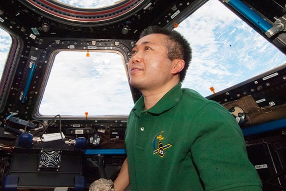 「キューポラ」（観測窓）から船外を眺める若田宇宙飛行士