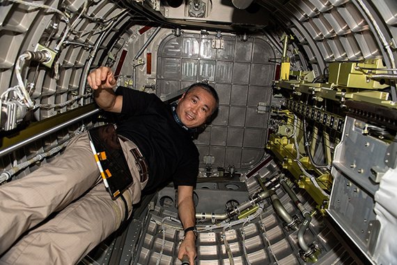 「きぼう」の小型衛星放出機構（J-SSOD）の取付け作業時に「きぼう」のエアロック内に入る若田宇宙飛行士