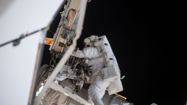 船外活動（EVA）作業を行う野口宇宙飛行士
