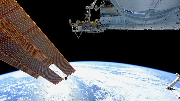 ISSから撮影された「きぼう」日本実験棟と地球
