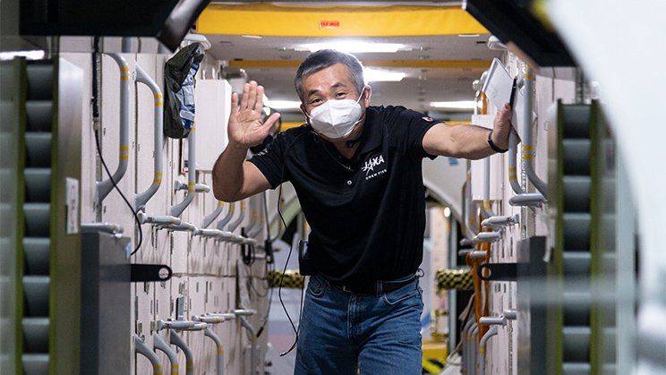 新型コロナウイルス感染予防をしながらISSの緊急事態対処訓練を行う若田宇宙飛行士