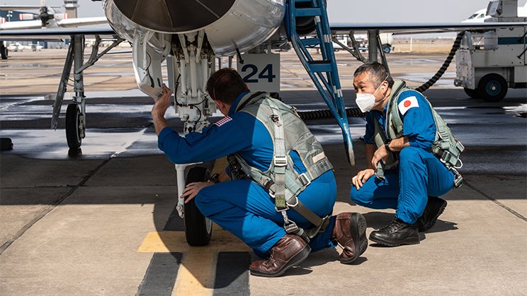 新型コロナウイルス感染予防をしながらT-38ジェット機飛行訓練を行うカサダ、若田両宇宙飛行士