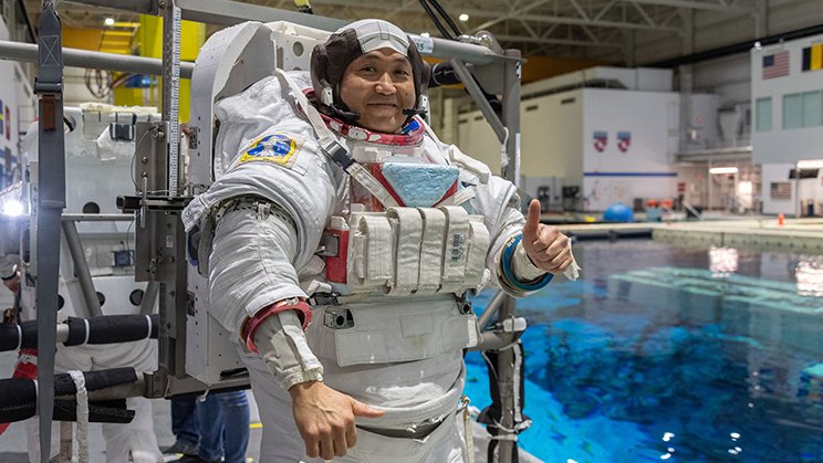 船外活動（EVA）訓練を行う若田宇宙飛行士