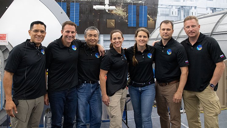 ISSの緊急事態対処訓練を行うマン、カサダ、若田、キキナ宇宙飛行士ら