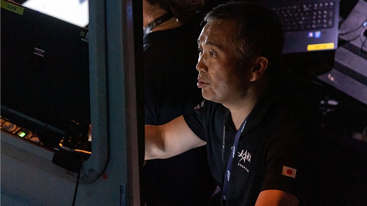シミュレータ内でISSのロボットアーム（SSRMS）操作訓練を行う若田宇宙飛行士