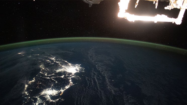 ISSから撮影された日本の夜景（日本列島）