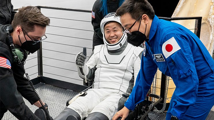SpaceX Crew-5から降り、回収船シャノン内を移動する若田宇宙飛行士