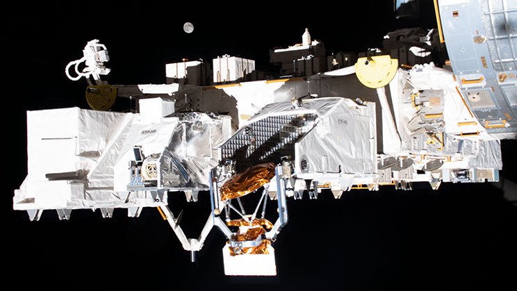 ISSから撮影された満月と船外実験プラットフォーム（EF）