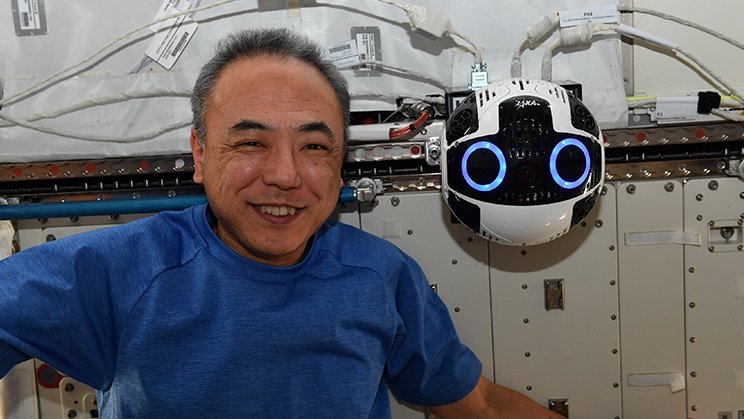 ドッキングステーションにドッキング中のJEM船内可搬型ビデオカメラシステム実証2号機（Int-Ball2）と古川宇宙飛行士