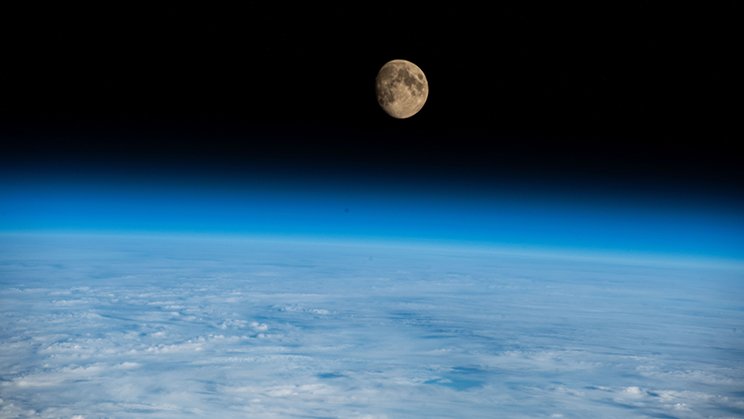 ISSから撮影された月