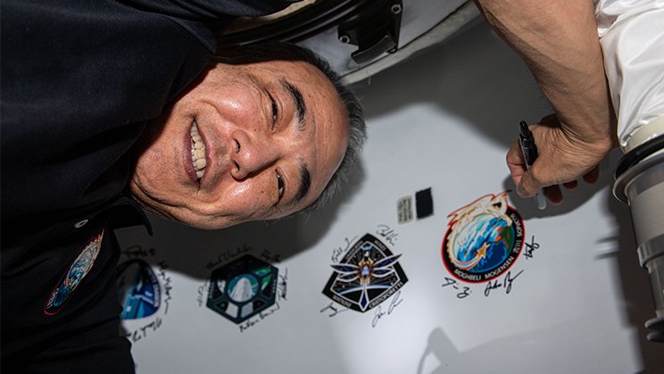 SpaceX Crew-7のミッションパッチにサインをする古川宇宙飛行士