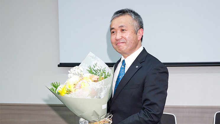 JAXA退職に関する記者会見終了時に花束を受け取る若田宇宙飛行士
