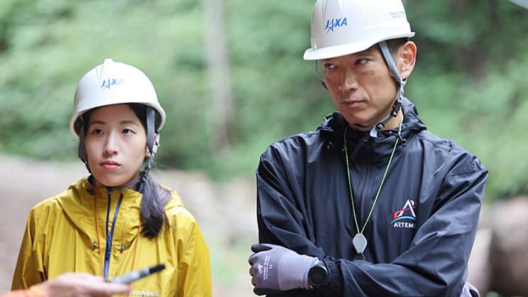 基礎訓練（Earth Geology Field Work2_基礎地質学（浅間））にて巡検を行う米田、諏訪両宇宙飛行士候補者