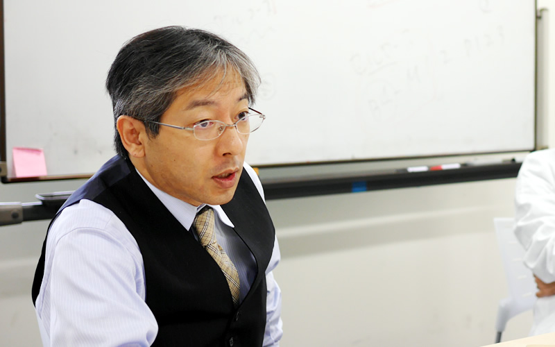 Dr. Sakamoto explaining the future development