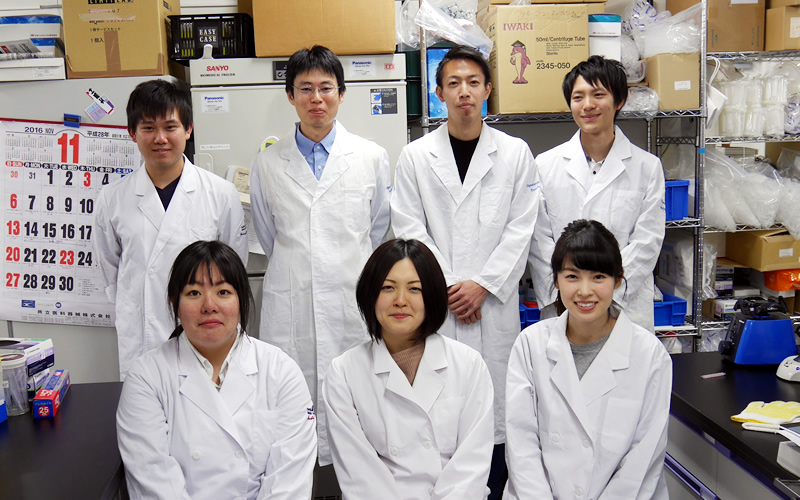 Lab members of Nagaoka University of Technology and Iwate Medical University engaged in the research (at a laboratory at Iwate Medical University)