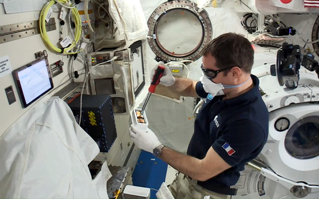 実験開始操作を行う宇宙飛行士(JAXA/NASA)